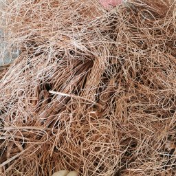 Metalic Spółka Jawna Janowiak - Stos miedzianych kabli i drutów przygotowanych do recyklingu, widoczne różnice w grubości i sposobie ułożenia