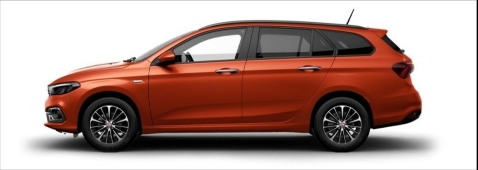 Pomarańczowe kombi Fiat Tipo na białym tle, widok z boku.