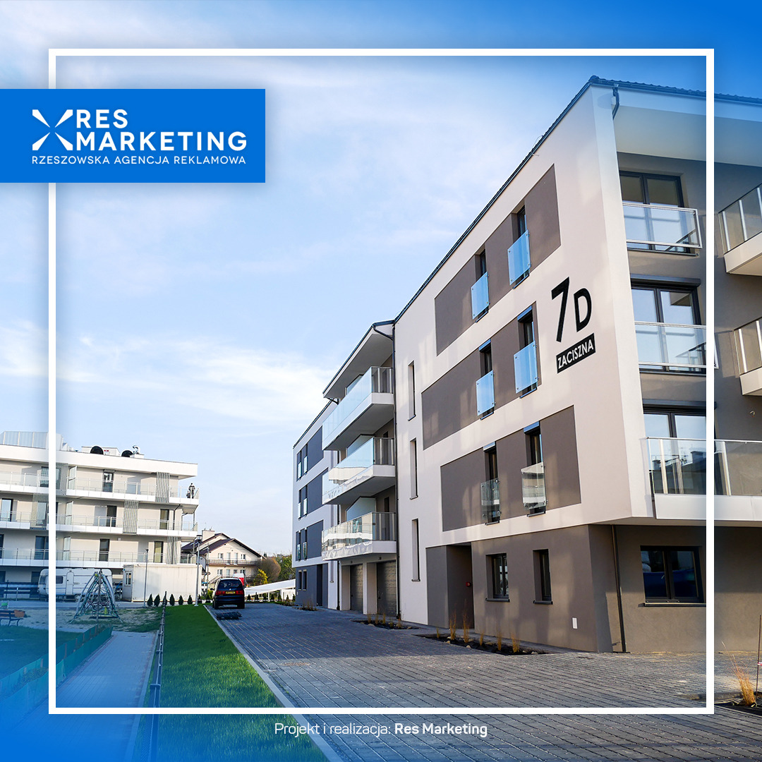 Oznakowany numerem 7D budynek mieszkalny z balkonami, sfotografowany z poziomu chodnika, z logo Res Marketing w górnej części kadru.