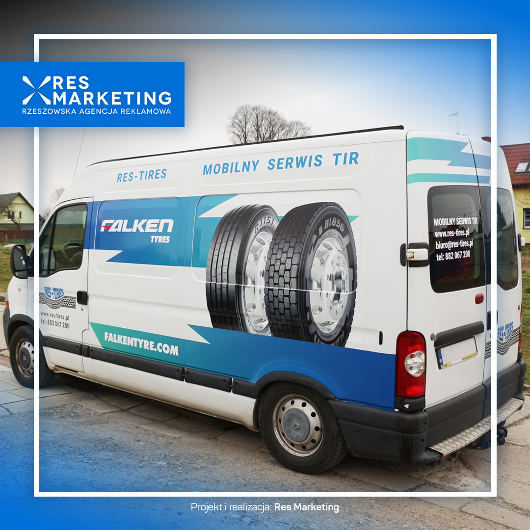 Oklejony samochód dostawczy z reklamą Mobilnego Serwisu TIR, marki Falken Tyres i RES-TIRES, zaparkowany na ulicy.