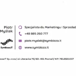 Wizytówka firmy Symbioza.IT, specjalisty ds. Marketingu i Sprzedaży, Piotr Myślak, zawierająca dane kontaktowe: numer telefonu, adres e-mail, adres strony internetowej oraz adres siedziby firmy.
