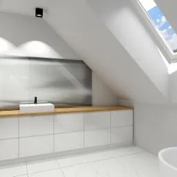 Nowoczesna łazienka na poddaszu z białą zabudową szafek pod umywalką z drewnianym blatem, lustrzaną ścianą, oknem dachowym i częściowo widoczną białą wanną.