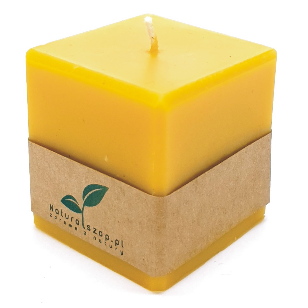 Kwadratowa świeca z wosku pszczelego w kolorze żółtym, owinięta papierową etykietą z logo Naturalszop.pl na białym tle.