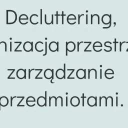 Tekst na jasnym tle z hasłami: Decluttering, organizacja przestrzeni, zarządzanie przedmiotami.