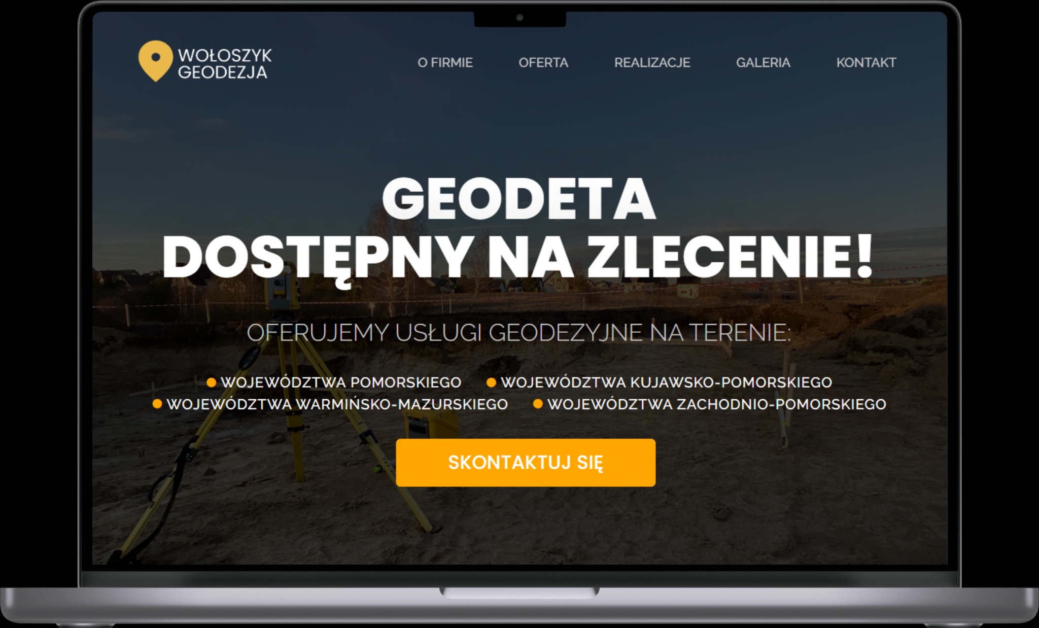 Ekran laptopa wyświetlający stronę internetową firmy geodezyjnej Wołoszyk Geodezja z hasłem 'Geodeta dostępny na zlecenie!' i informacją o świadczeniu usług geodezyjnych na terenie czterech...
