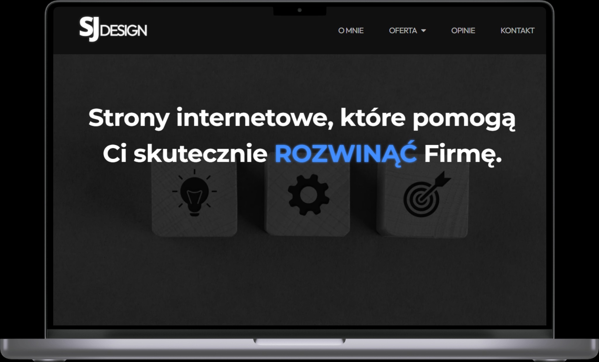 Ekran laptopa wyświetlający stronę internetową z nagłówkiem 'Strony internetowe, które pomogą Ci skutecznie ROZWINĄĆ Firmę' oraz trzema ikonami na drewnianych kostkach: żarówka, koło zębate...