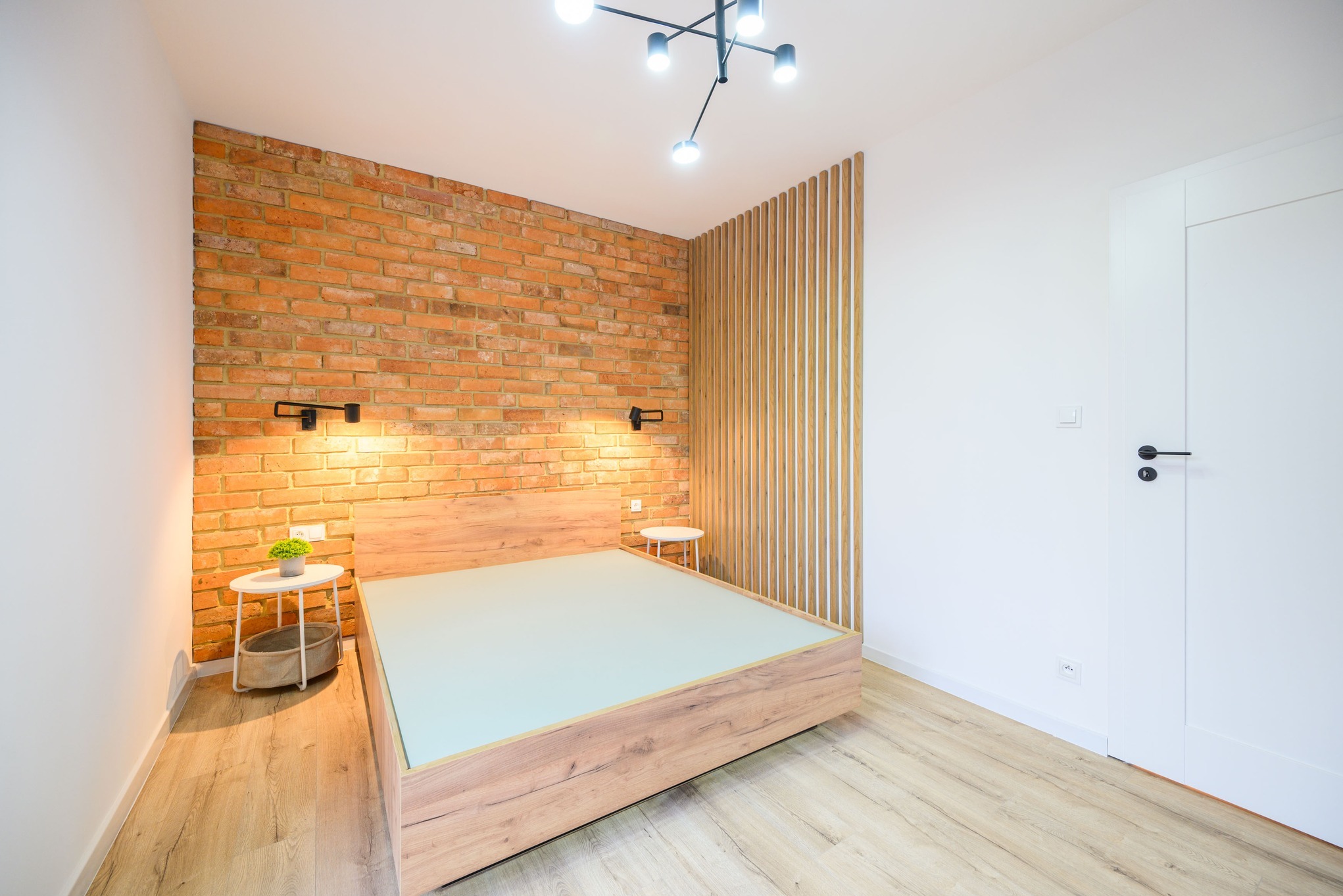 Montaż lameli naściennych oraz cegły. Montaż oświetlenia , gniazd i włączników .Montaż mebli.