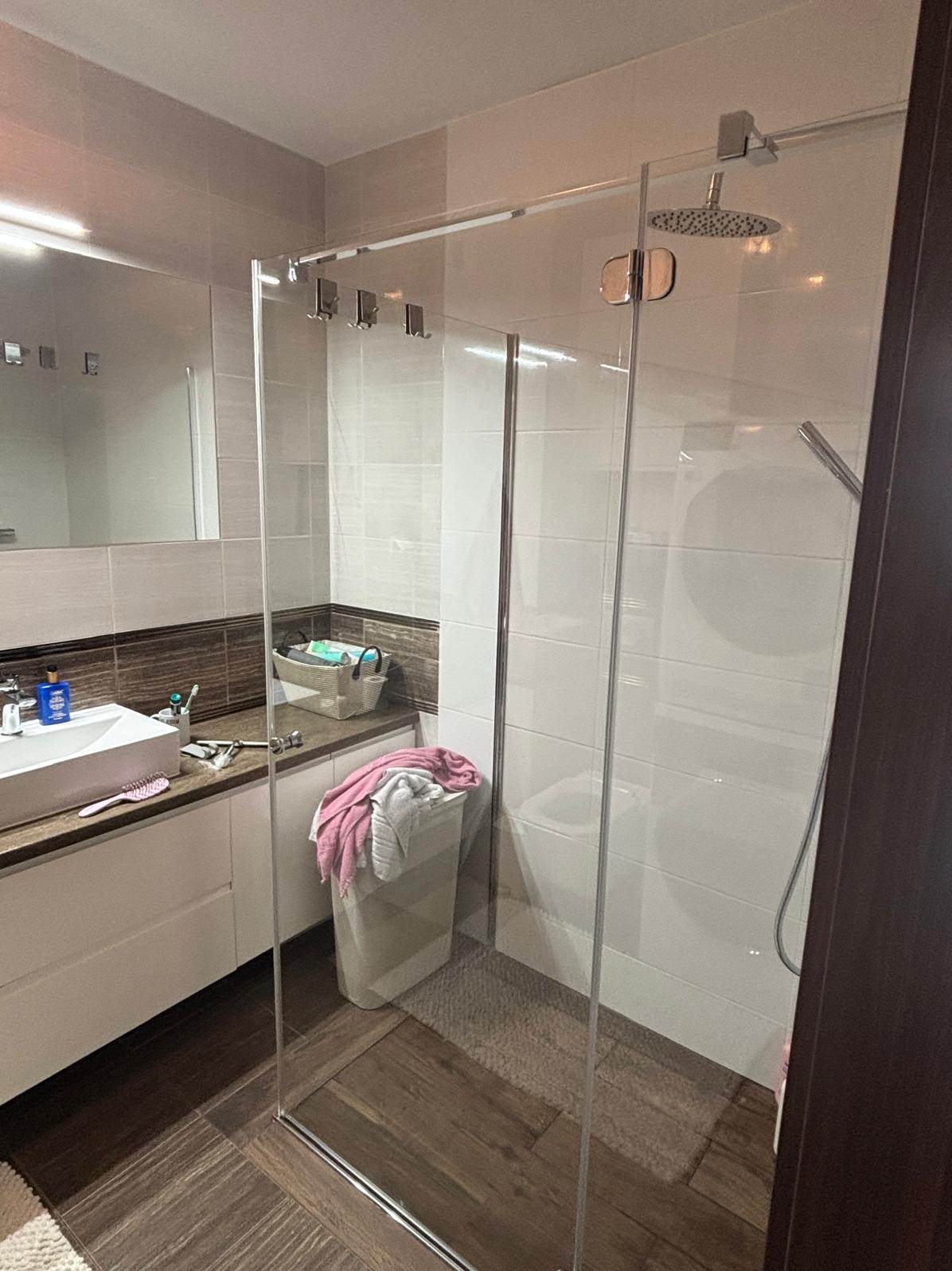 Wymiana kabiny prysznicowej z brodzikiem i hydromasażem na prysznic z odpływem liniowym