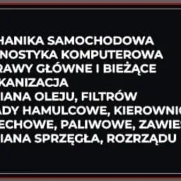 Czarno-czerwona tablica informacyjna z białym tekstem, wymieniająca usługi: mechanika samochodowa, diagnostyka komputerowa, naprawy główne i bieżące, wulkanizacja, wymiana oleju i filtrów, układy...