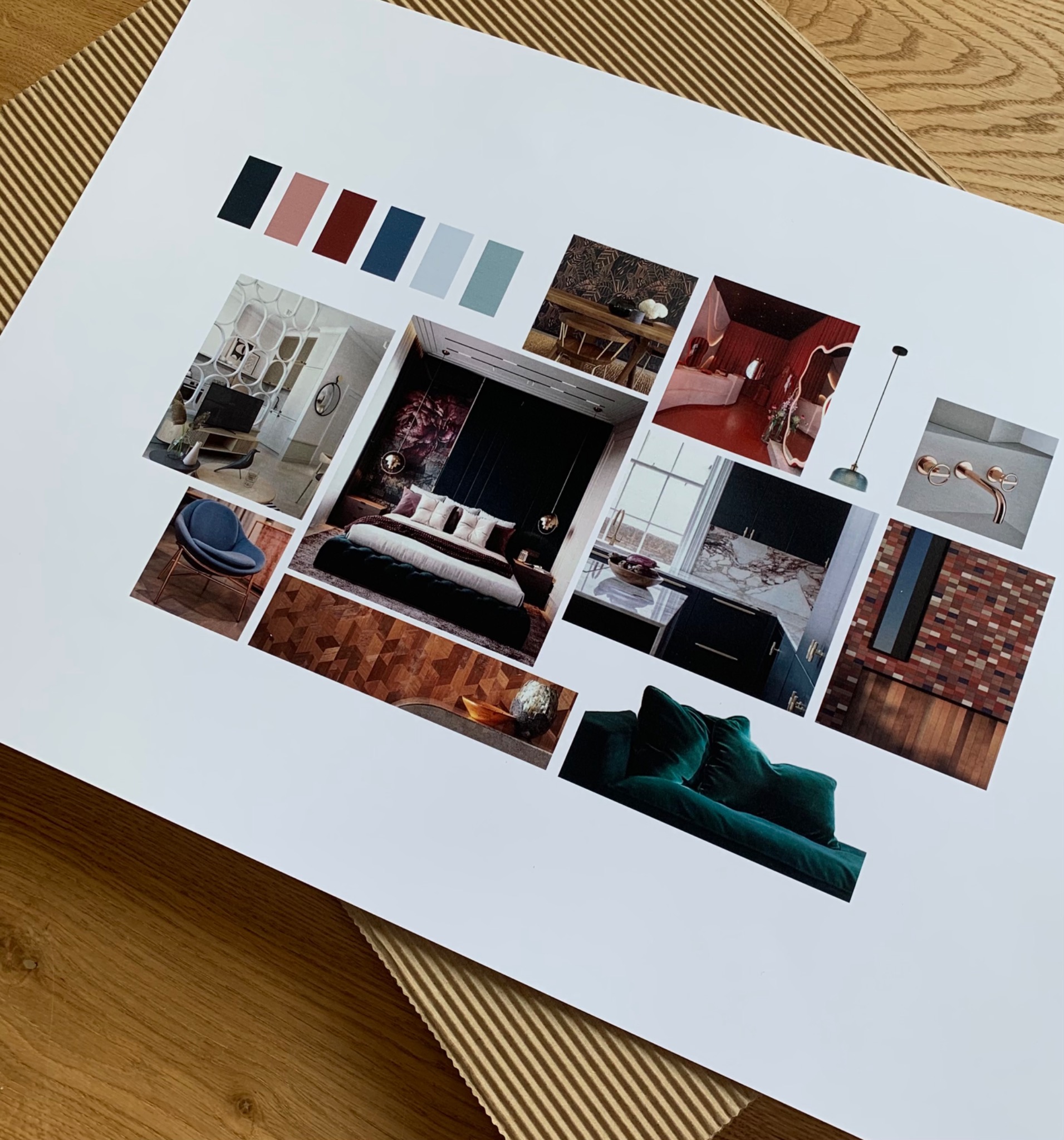 Moodboard z wycinkami zdjęć wnętrz: sypialnia z ciemnozieloną ścianą i kwiatowym motywem, salon z granatowym fotelem i regałem, kuchnia z marmurowym blatem, łazienka z miedzianą armaturą, salon...