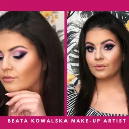 Portret kobiety z profesjonalnym makijażem oczu w odcieniach fioletu, na tle kwiecistej tapety, ujęcie podzielone na dwa zbliżenia twarzy z różnymi ustawieniami.