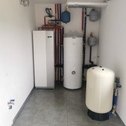 PROMOSOLAR Paweł Gramburg - Kotłownia z pompą Nibe Split zintegrowana w lodówce .