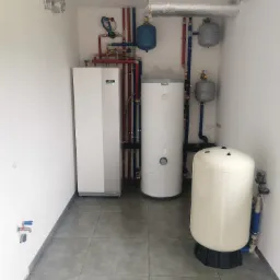 Kotłownia z pompą Nibe Split zintegrowana w lodówce .