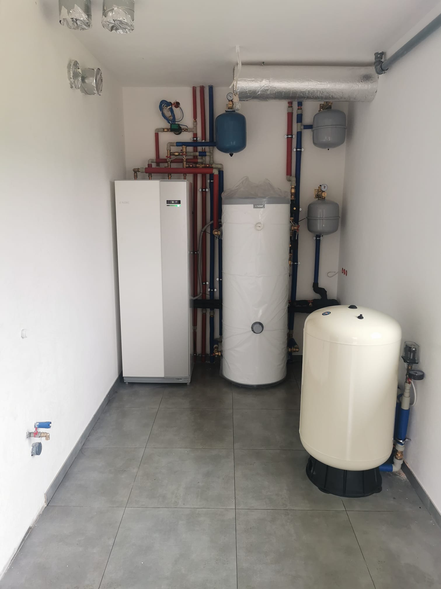 Kotłownia z pompą Nibe Split zintegrowana w lodówce .