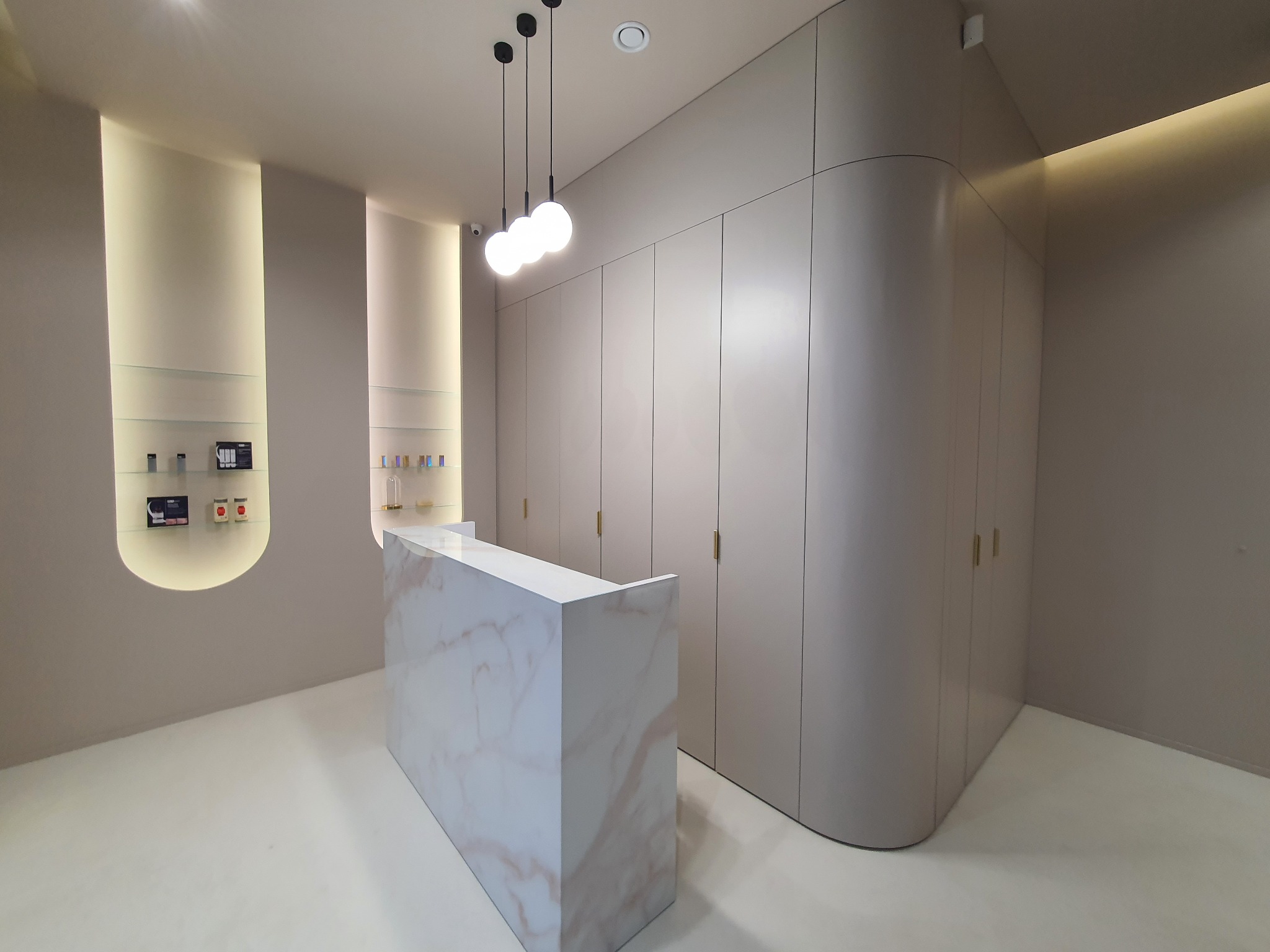 Realizacja Prac - Salon Beauty (Ściany, Sufity, Podłoga, Stolarka Drzwiowa, Wyposażenie)