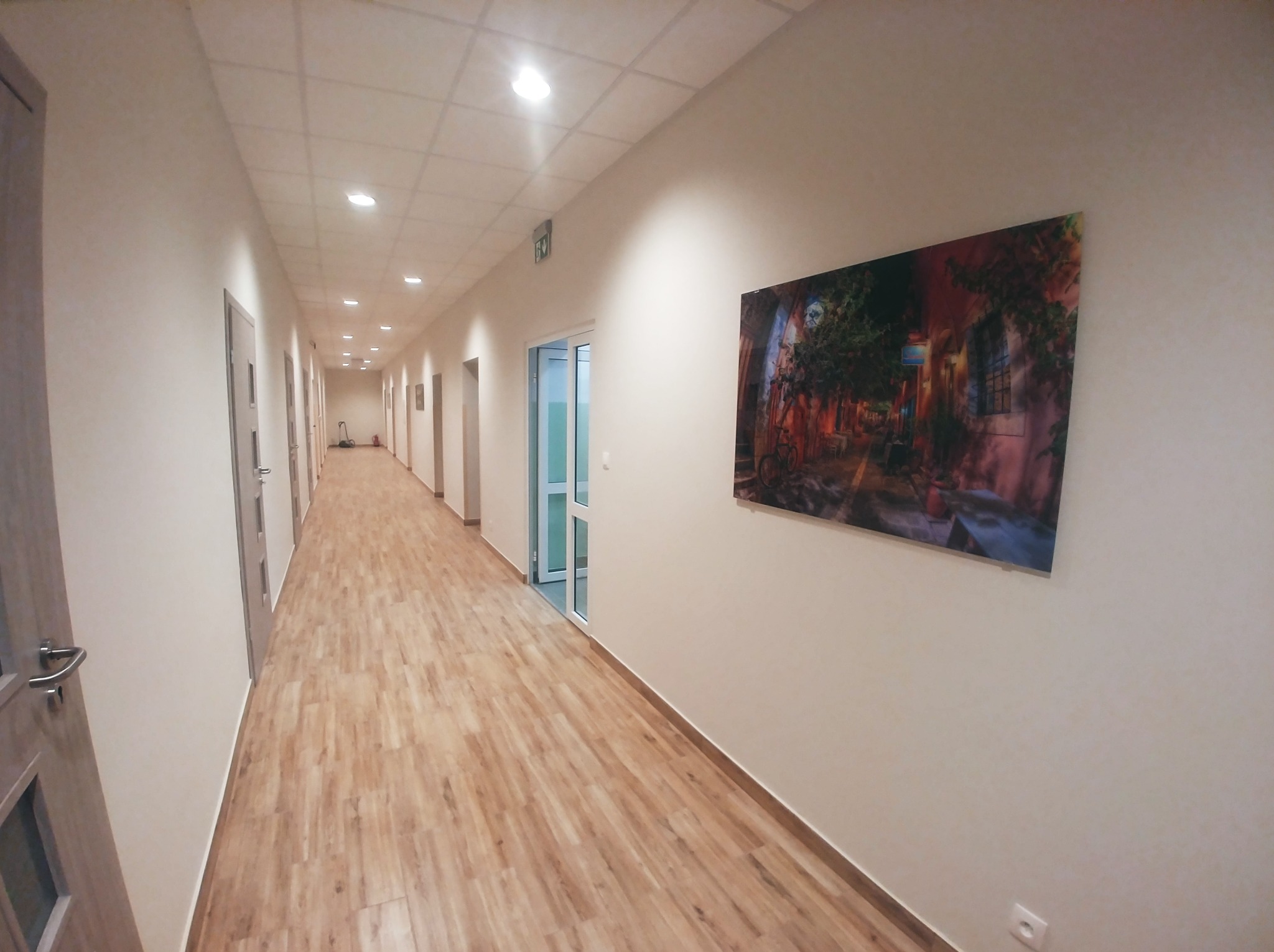 Realizacja Prac - Biura (Ściany, Podłogi, Sufit, Stolarka Drzwiowa,Wyposażenie)