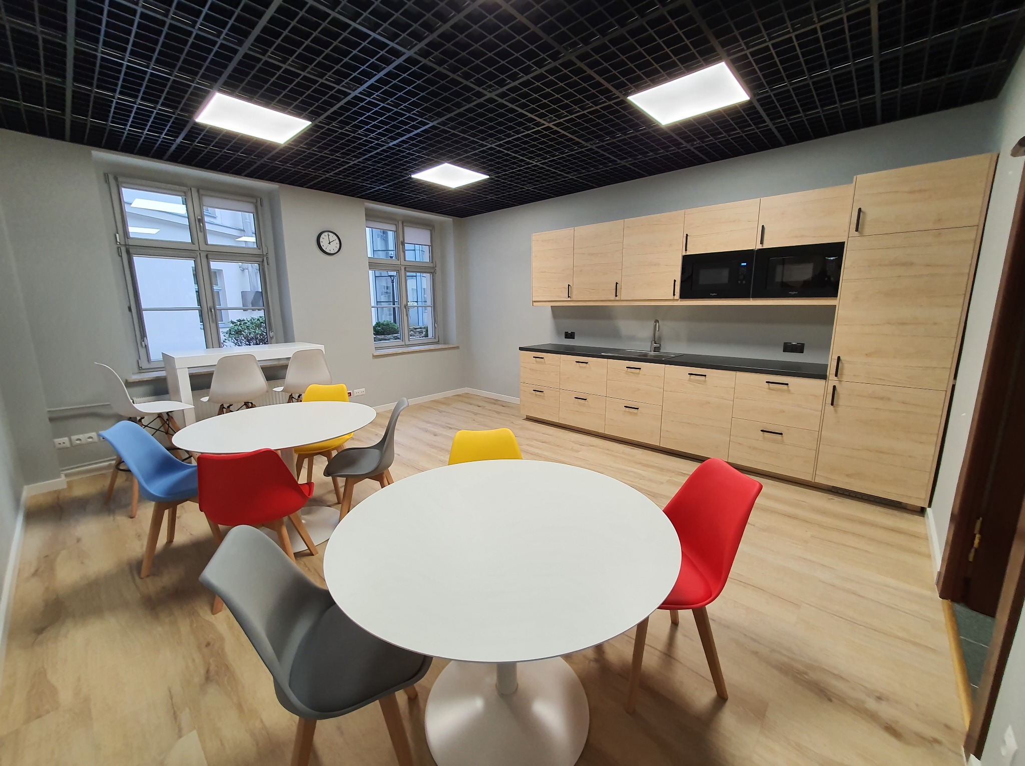 Realizacji Prac - Biura (Ściany, Sufity, Podłogi, Stolarka Drzwiowa, Wyposażenie)