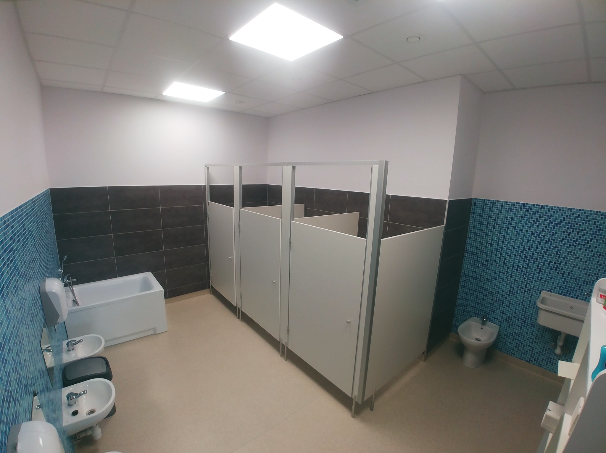 Realizacji Prac - Żłobek (Ściany, Podłogi, Stolarka Drzwiowa, Montaż Kabin Hpl, Wyposażenie)