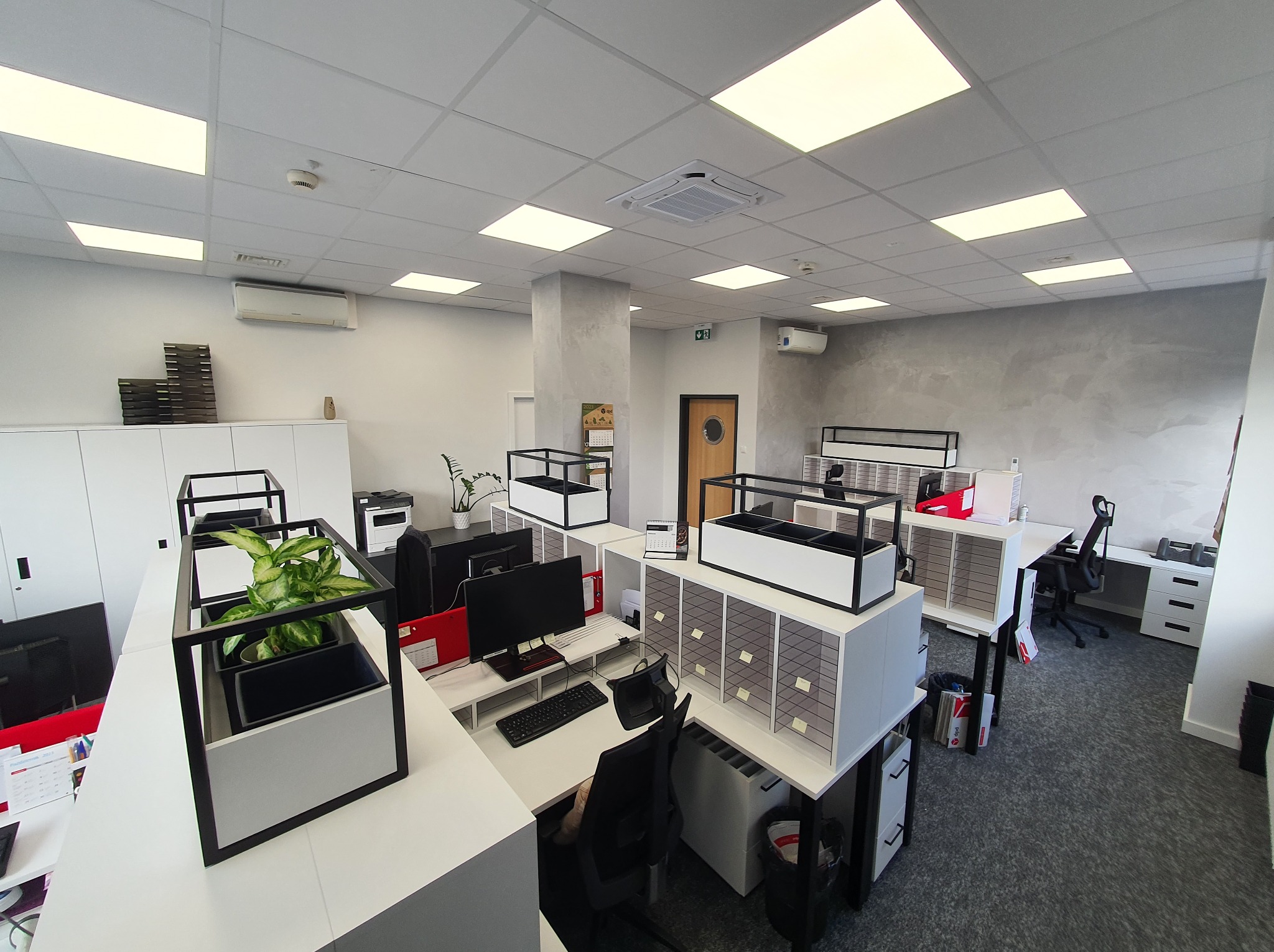 Realizacja Prac - Biura (Podłogi, Ściany, Sufit, Stolarka Drzwiowa, Wyposażenie)