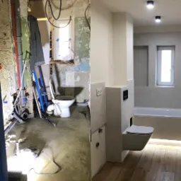 Remont łazienki: porównanie stanu przed i po, widoczne instalacje hydrauliczne i surowy stan z lewej strony oraz wykończona, nowoczesna łazienka z podwieszaną toaletą i drewnopodobną podłogą z prawej.