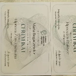 Dwa certyfikaty ukończenia kursów hipnozy: 'Hipnoza w Praktyce' z datą 27-28 listopad 2021 oraz 'Hipnoza Zaawansowana' z datą 4-10 kwiecień 2022, oba wystawione przez Polską Akademię Hipnozy...