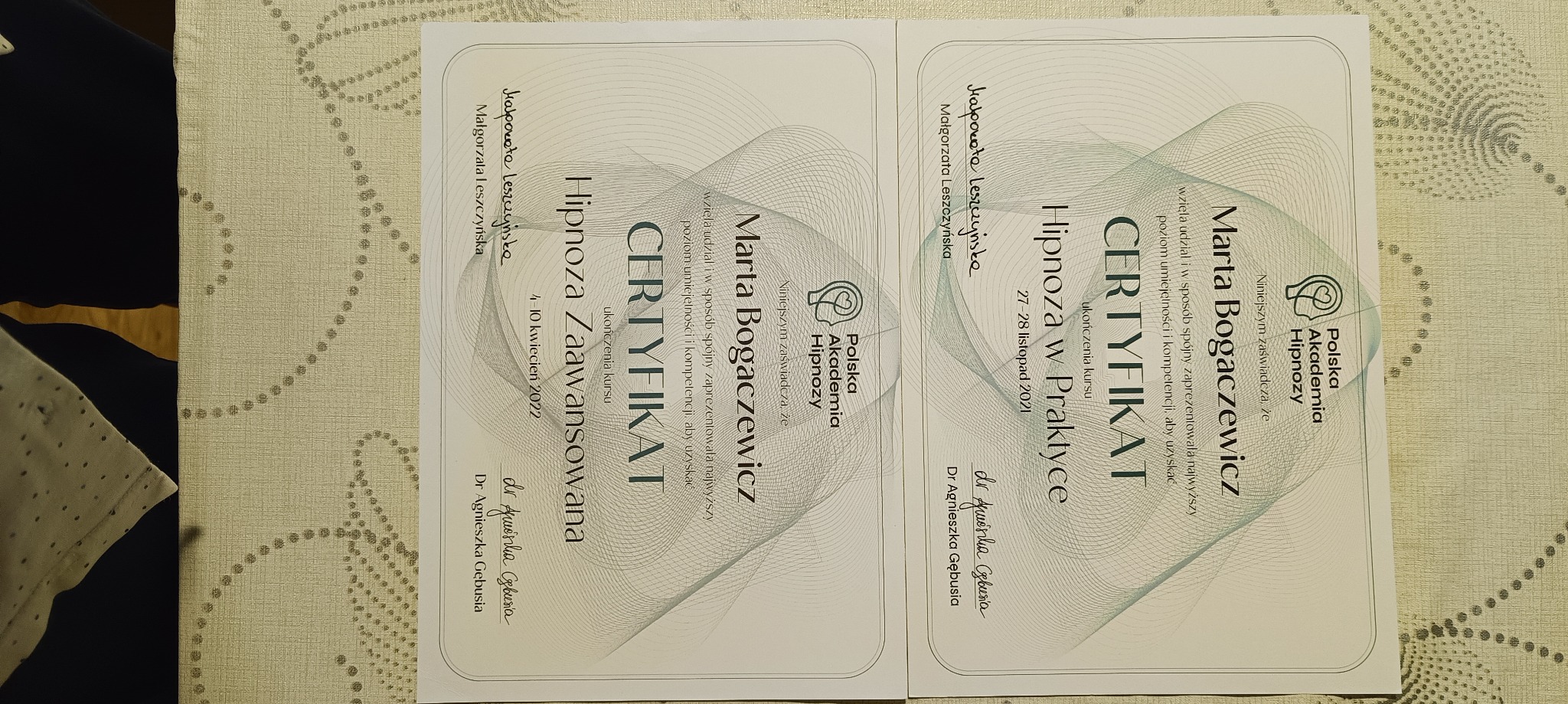 Dwa certyfikaty ukończenia kursów hipnozy: 'Hipnoza w Praktyce' z datą 27-28 listopad 2021 oraz 'Hipnoza Zaawansowana' z datą 4-10 kwiecień 2022, oba wystawione przez Polską Akademię Hipnozy...