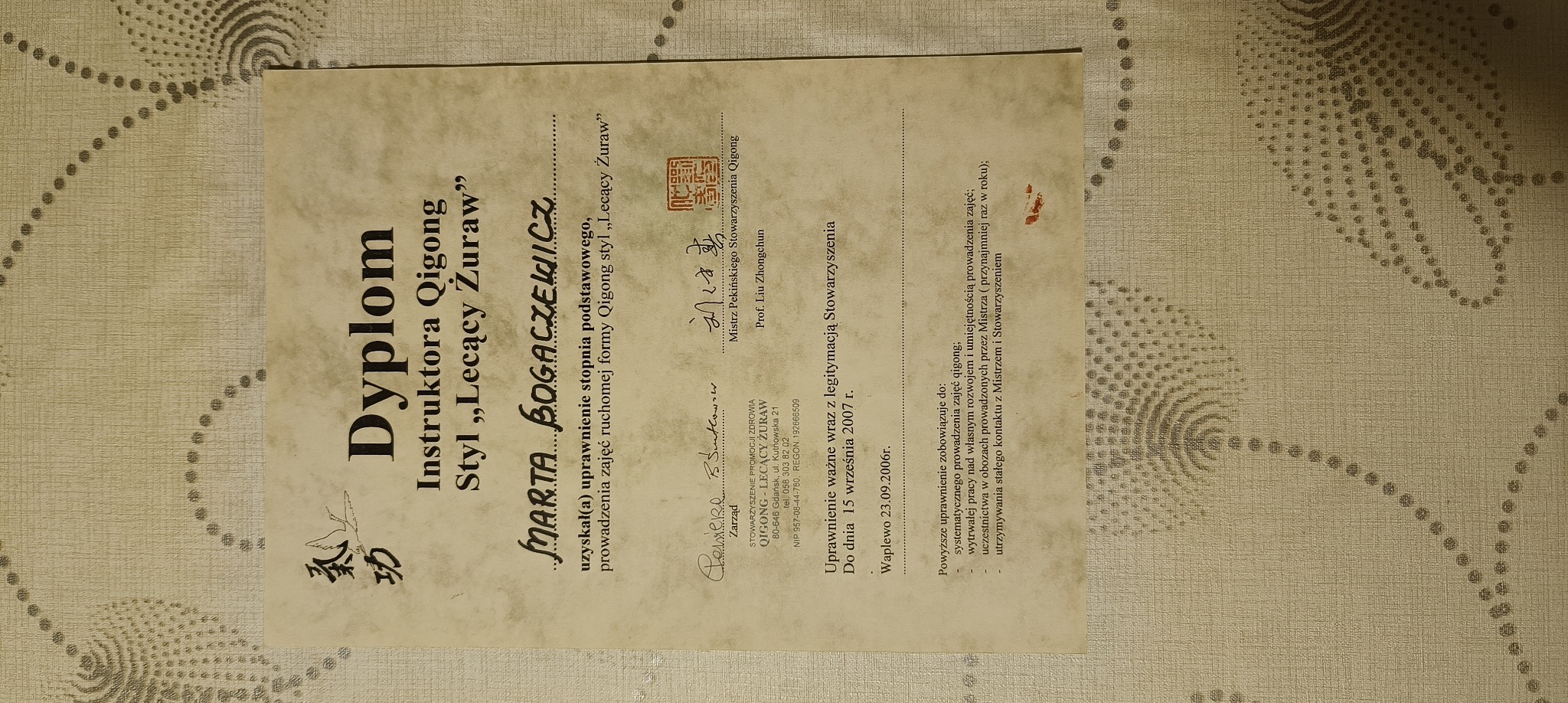 Skan dyplomu instruktora Qigong Styl „Lecący Żuraw' dla Marty Bogaczewicz, wydanego przez Stowarzyszenie Promocji Zdrowia Qigong Lecący Żuraw z Gdańska, ważnego do 15 września 2007 roku.