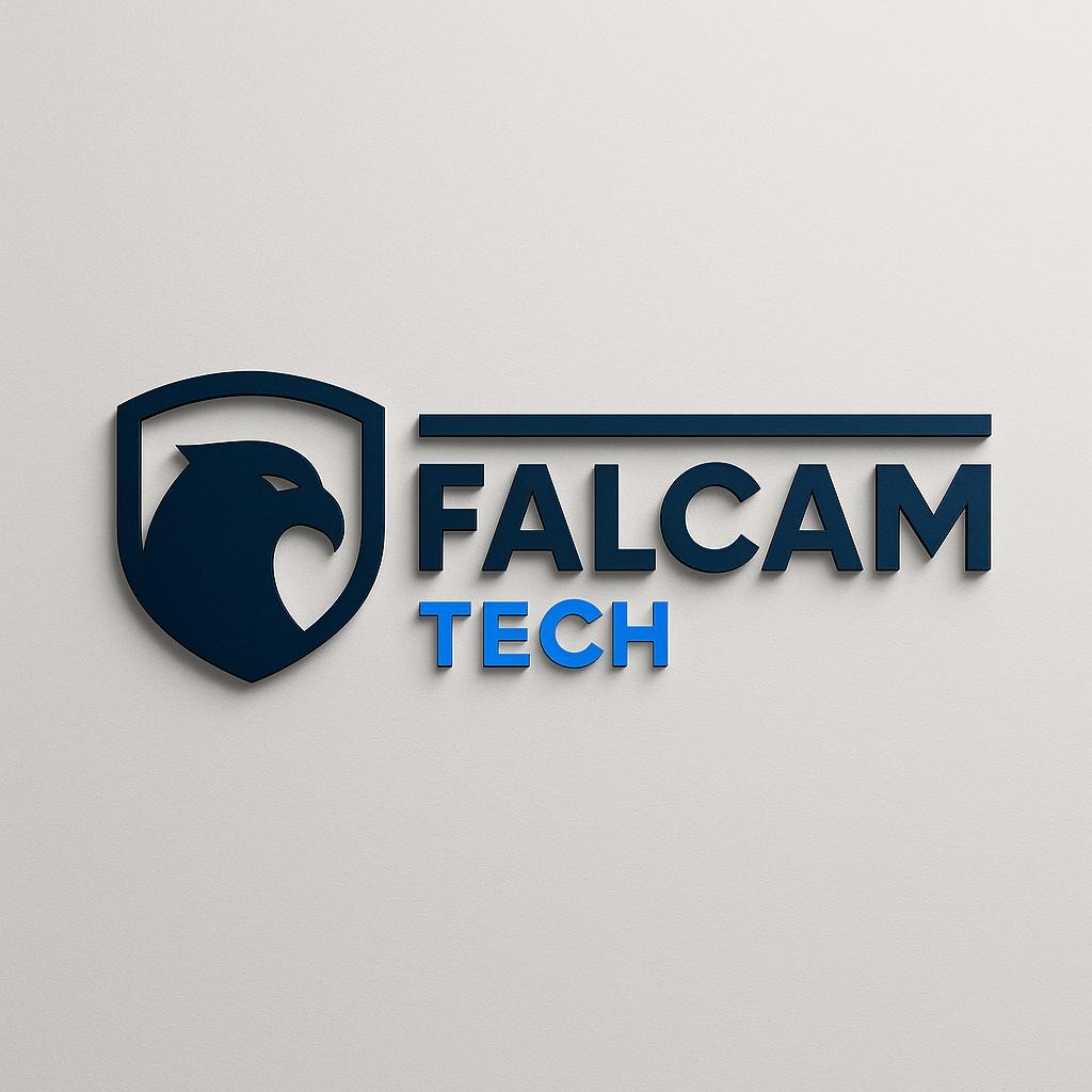Logo Falcam Tech: ciemnoniebieska głowa sokoła w tarczy obok nazwy firmy w odcieniach błękitu na jasnoszarym tle. Minimalistyczny design z efektem 3D.