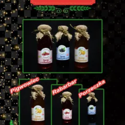 Grafika prezentująca syropy owocowe: pigwowiec, rabarbar i czarna porzeczka w szklanych butelkach z jutowym sznurkiem, na czarnym tle z motywem świątecznym i logo producenta.