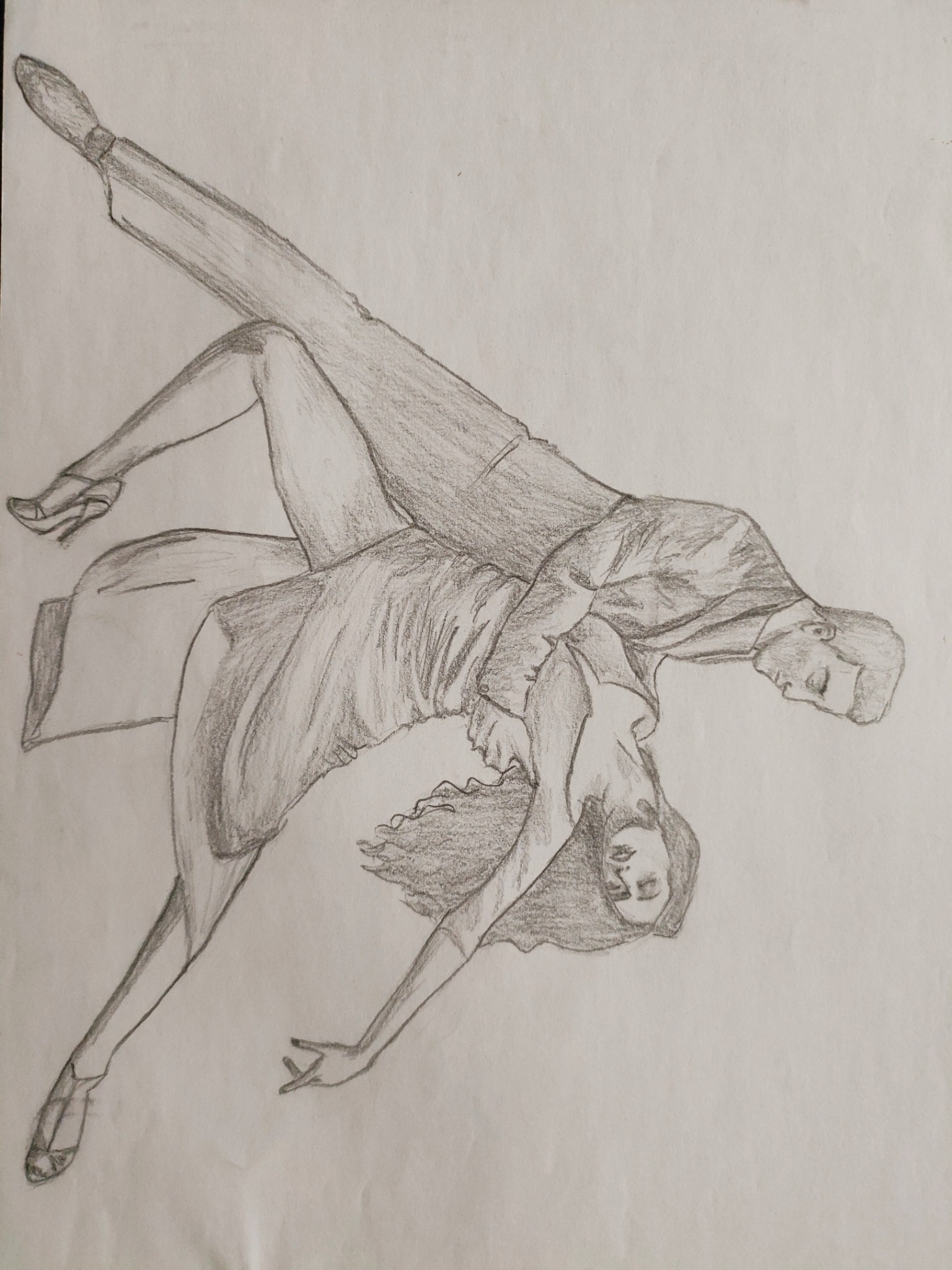 Szkic ołówkiem przedstawiający parę w dynamicznej pozie tanecznej, z naciskiem na ruch i ekspresję, wykonany na kremowym papierze.