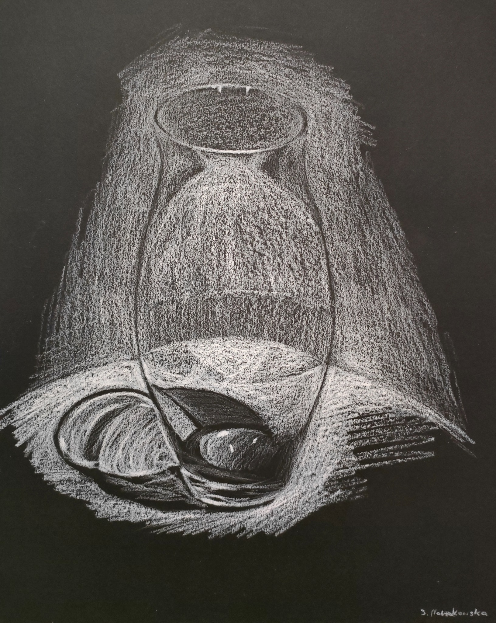 Ręcznie rysowany, monochromatyczny szkic węglem przedstawiający martwą naturę z szklanym wazonem i owocami na ciemnym tle, oświetlony punktowym światłem.