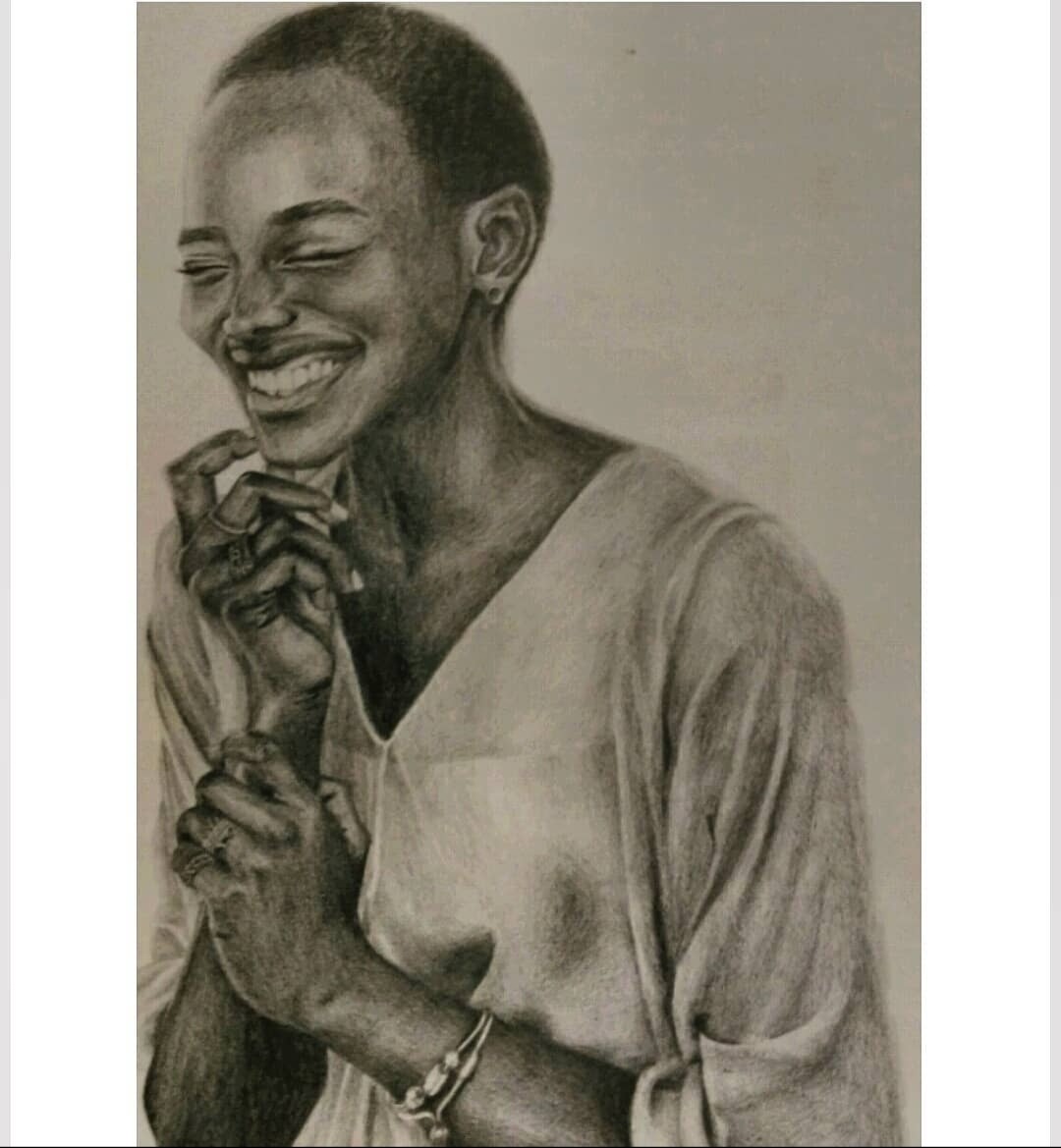 Szkic ołówkiem przedstawiający uśmiechniętą, ciemnoskórą kobietę z krótkimi włosami, trzymającą dłonie blisko twarzy, z widoczną biżuterią na nadgarstku.