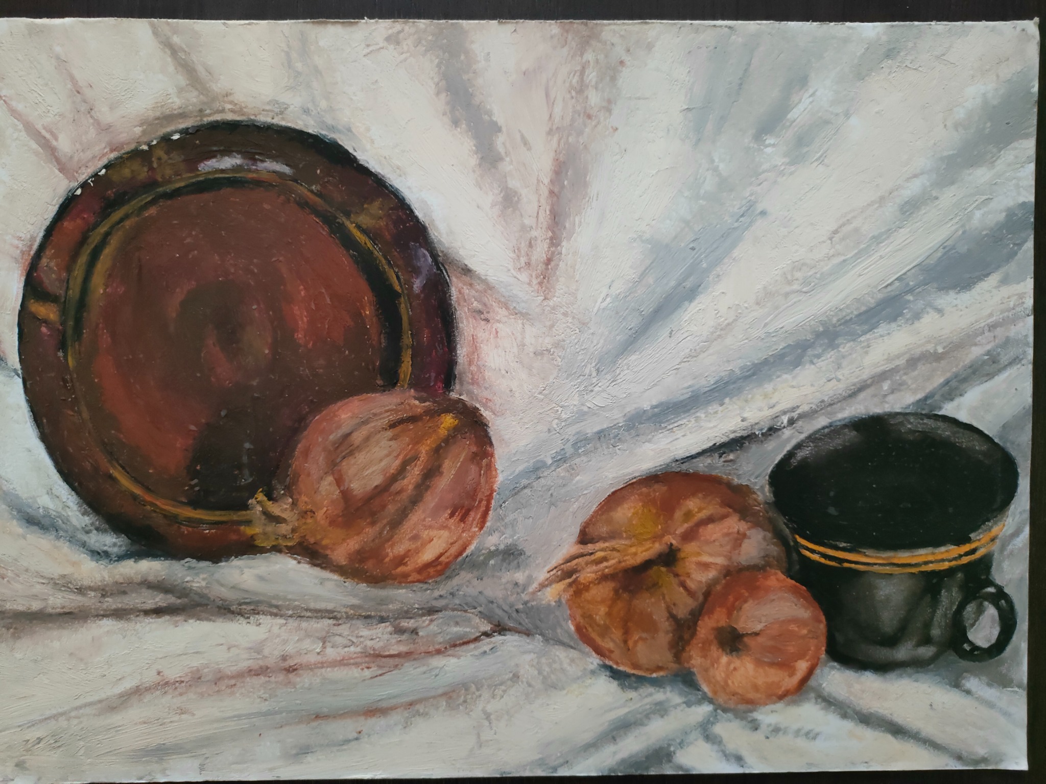 Olejny obraz martwej natury z brązowym talerzem, cebulami i czarnym kubkiem z żółtymi paskami na pogniecionym, białym płótnie.