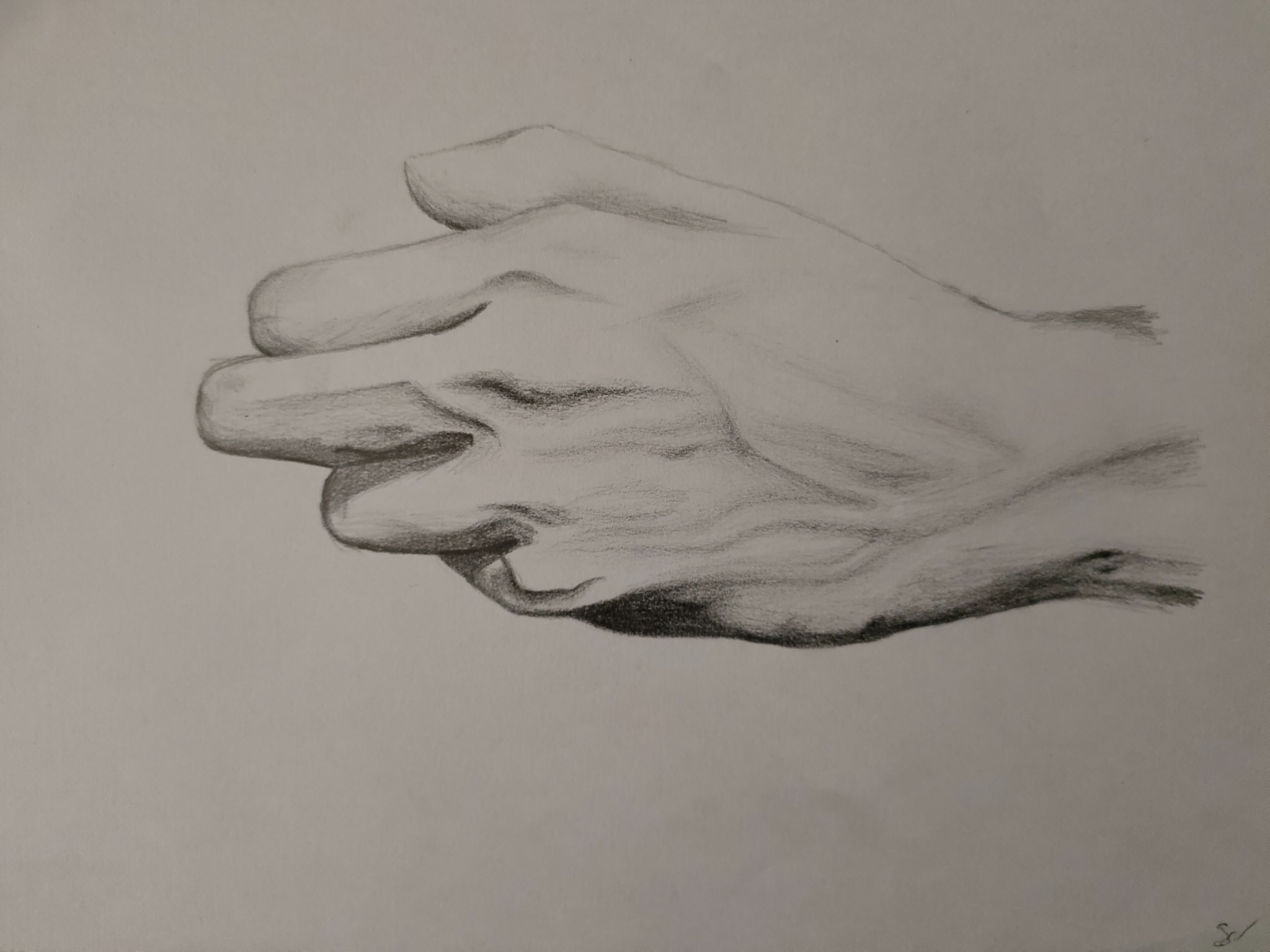 Szkic ołówkiem przedstawiający dłoń w perspektywie, z widocznymi detalami anatomicznymi i delikatnym cieniowaniem.