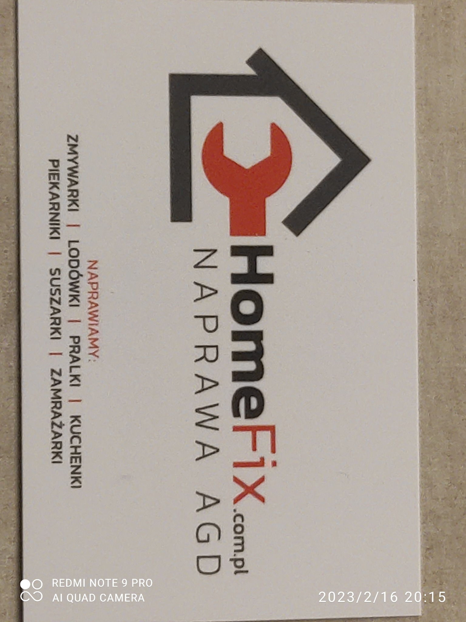 Wizytówka firmy HomeFix.com.pl oferującej naprawę AGD, z listą naprawianych urządzeń: zmywarki, lodówki, pralki, kuchenki, piekarniki, suszarki, zamrażarki. Logo firmy przedstawia dom z kluczem...