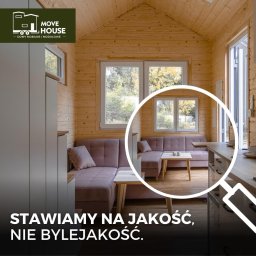 Move House Sp. Z o.o. - Jasne wnętrze domu z drewnianą boazerią, z sofą w odcieniach różu i widokiem na zieleń za oknem. Minimalistyczny design, akcent na naturalne materiały i przestronność.