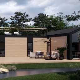 Move House Sp. Z o.o. - Nowoczesny dom z jasną elewacją i czarnymi akcentami, taras z meblami ogrodowymi, na dachu leżaki. Otoczenie: zieleń, drzewa, element wodny.
