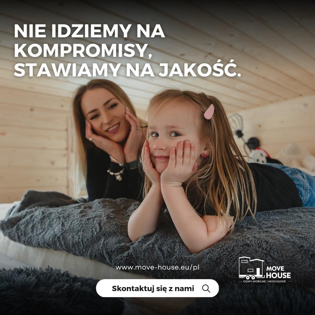 Uśmiechnięta kobieta i dziewczynka leżą na łóżku w drewnianym domu. Tekst: 'Nie idziemy na kompromisy, stawiamy na jakość'. Logo Move House.