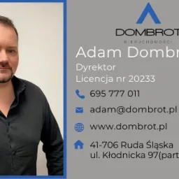 Portret dyrektora firmy Dombrot Nieruchomości, Adama Dombrota, z danymi kontaktowymi i logo firmy na szarym tle.