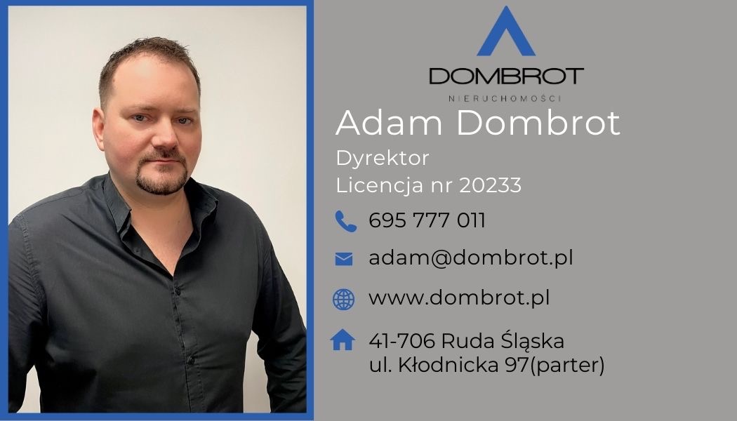 Portret dyrektora firmy Dombrot Nieruchomości, Adama Dombrota, z danymi kontaktowymi i logo firmy na szarym tle.