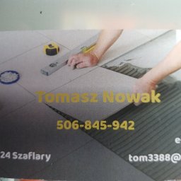 NOTO FLIZ - Zdjęcie wizytówki z numerem telefonu i adresem e-mail glazurnika na tle układanych płytek, poziomicy i miarki.