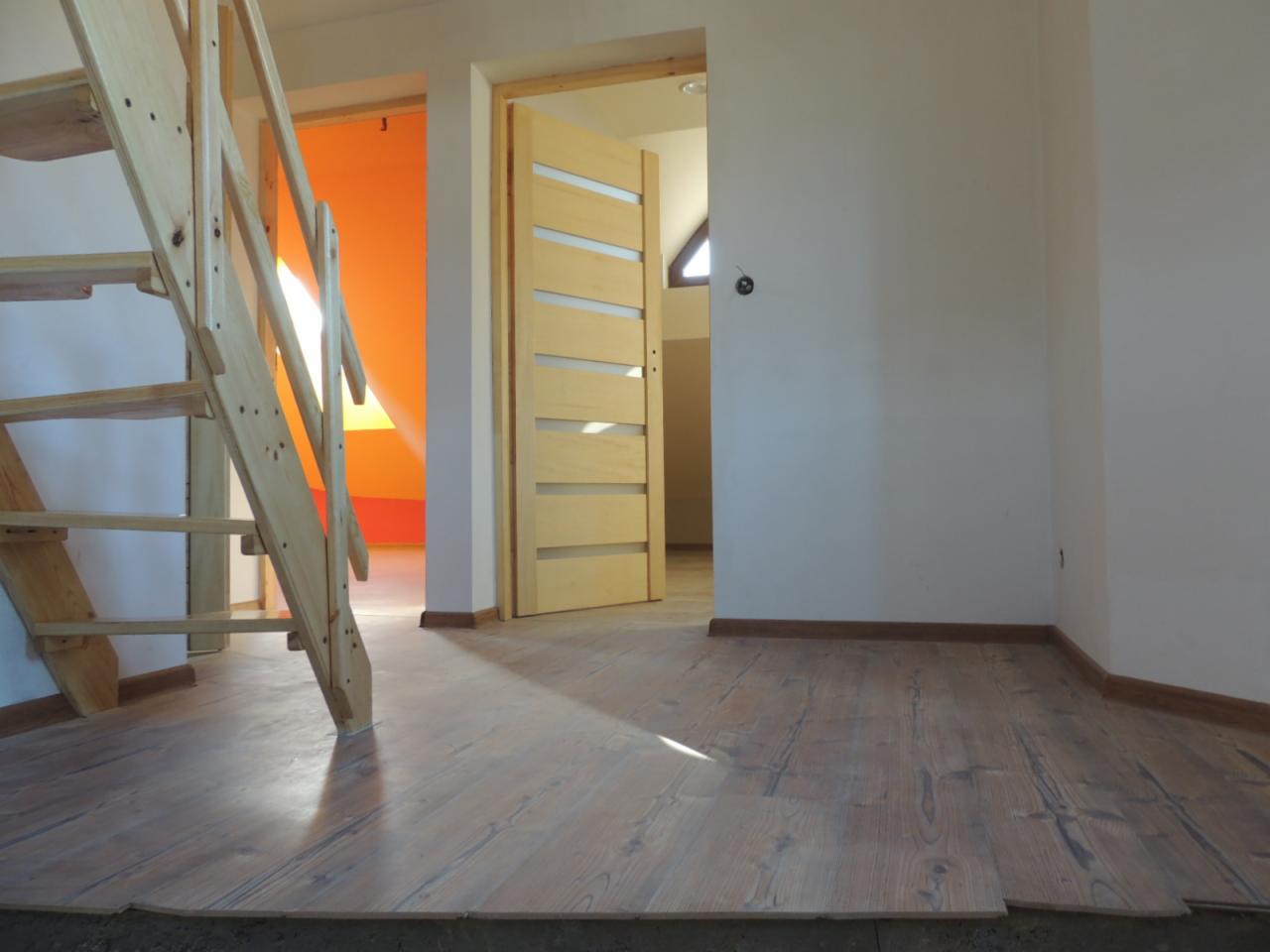 Panele oraz montaż listew przypodłogowych