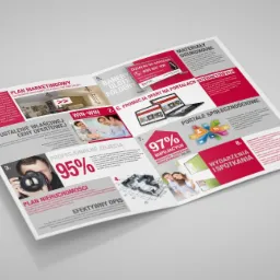 Rozkładana ulotka reklamowa agencji nieruchomości z elementami planu marketingowego, profesjonalnymi zdjęciami, promocją online i wydarzeniami, leżąca na białym tle.