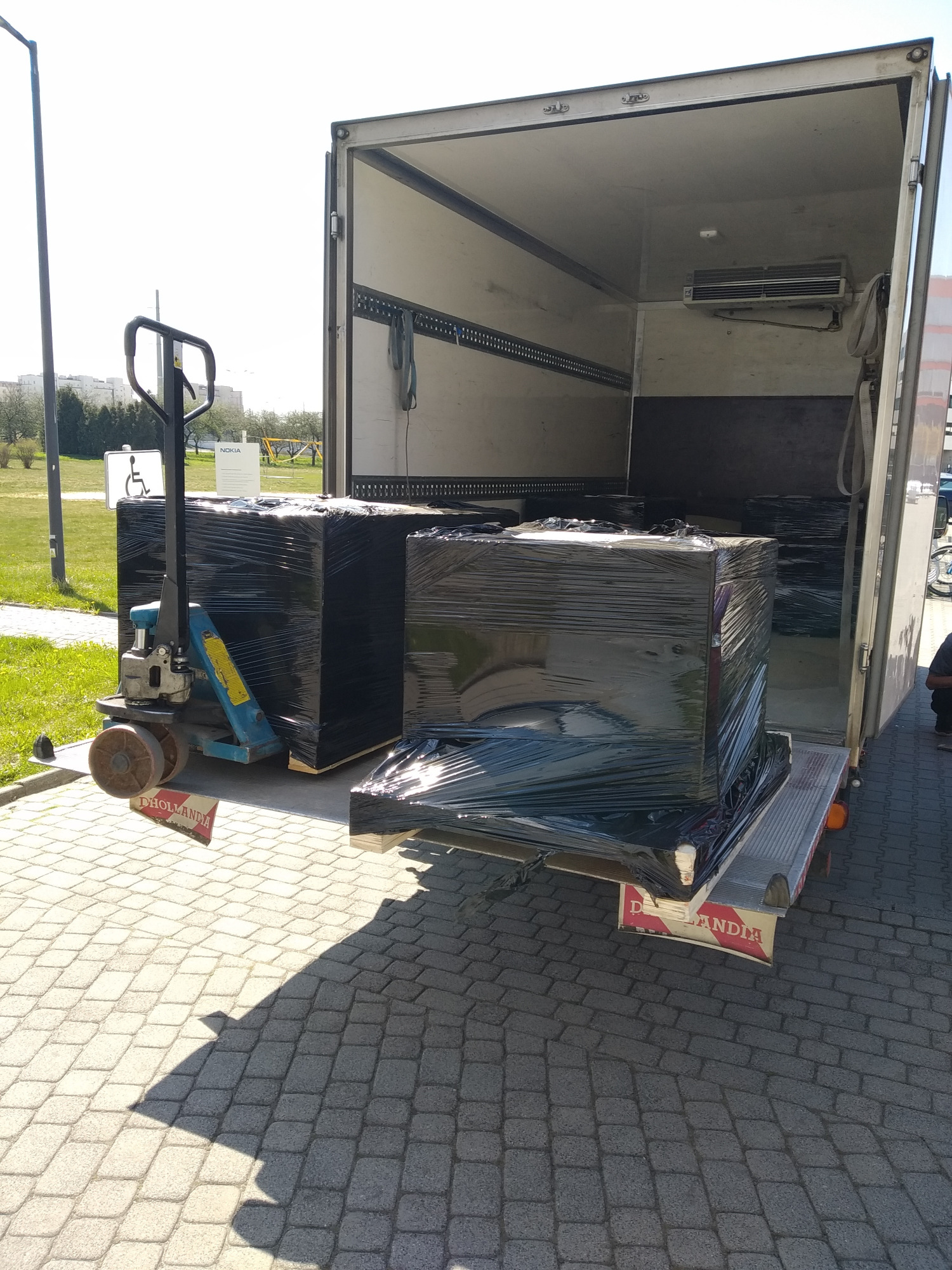 rozładunek windą i paleciakiem