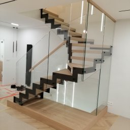 Schody Roko - Schody na policzkach stalowych-zetkach stopnie dębowe,barierka szklana