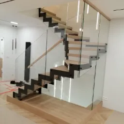 Schody na policzkach stalowych-zetkach stopnie dębowe,barierka szklana