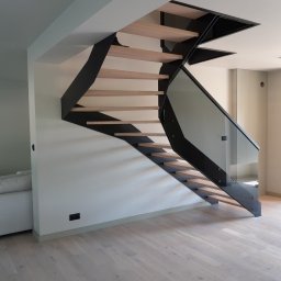 Schody Roko - Schody zabiegowe,policzki stalowe malowane na czarno,stopnie dąb,barierka-szyba grafit z poręczą czarną