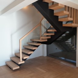 Schody Roko - Schody na centralnej stalowej belce,stopnie dębowe gr.8cm,barierka drewniana ,szyba wpuszczana