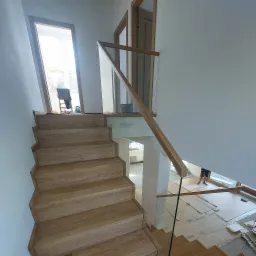 Schody na beton,dywanowe,drewno dąb,barierka -szyba wpuszczana w stopnie z poręczą drewnianą