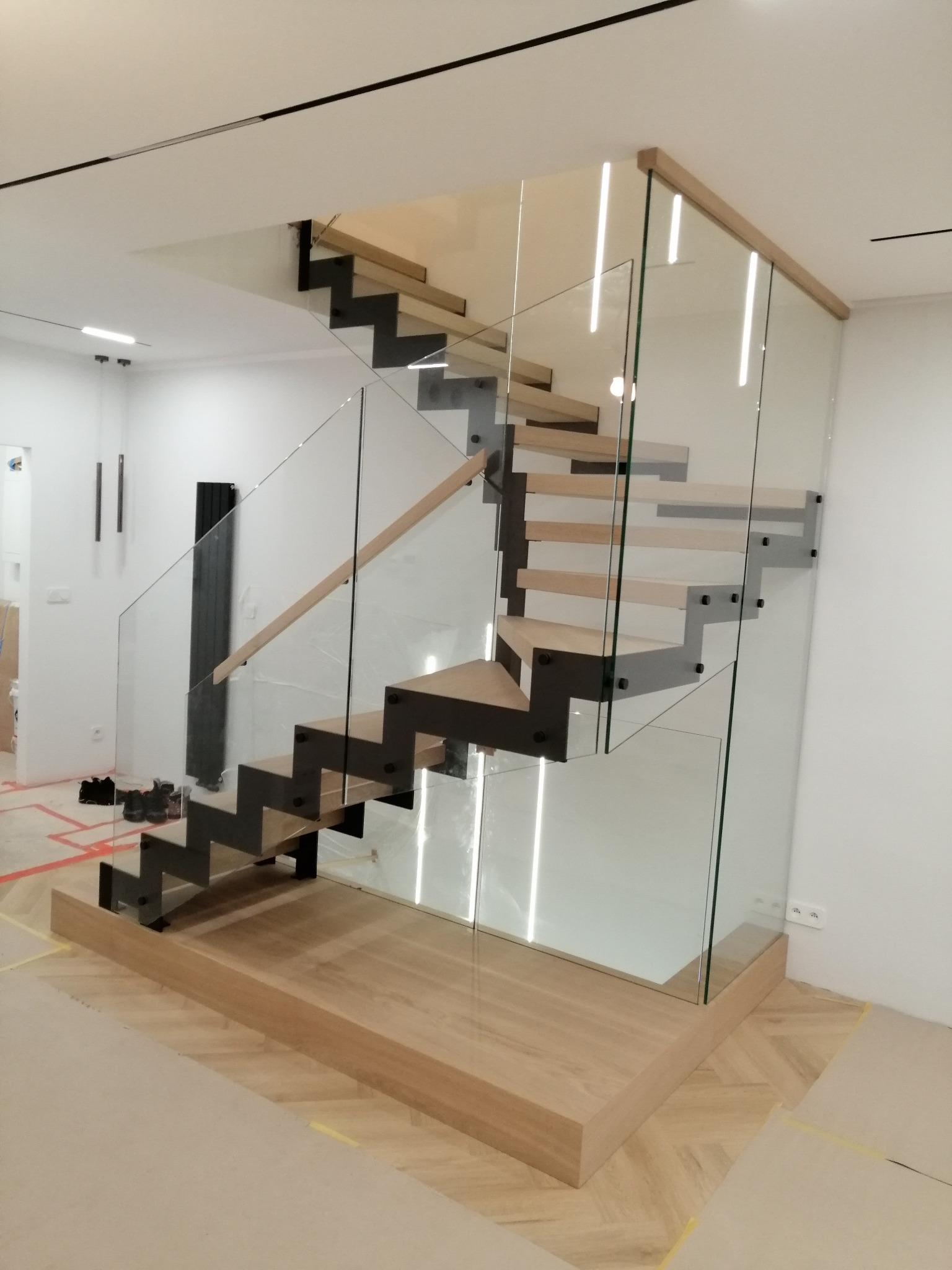 Schody na policzkach stalowych-zetkach stopnie dębowe,barierka szklana